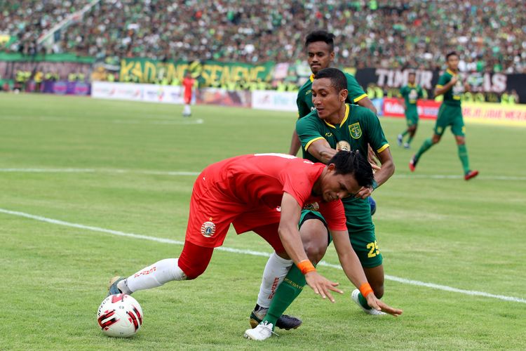 Pemain Persebaya Surabaya, Mokhamad Syaifudin (tengah) menghalau serangan pemain Persija Jakarta Sandi Sutha saat final Piala Gubernur Jatim 2020 yang berakhir dengan skor 4-1 di Stadion Gelora Delta Sidoarjo, Jawa Timur, Kamis (20/02/2020) sore.