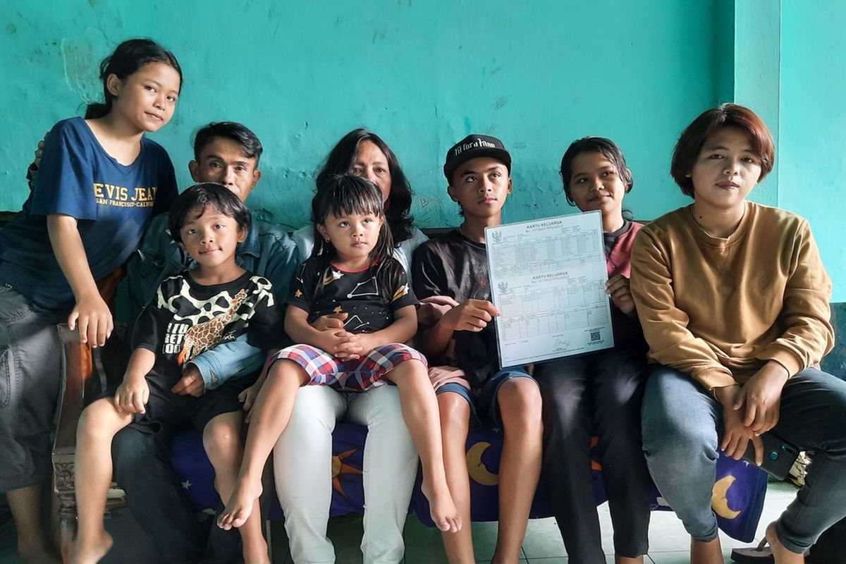 Mulyono dan Partina saat berfoto bersama anak-anaknya di kediamannya di Jalan Karakatau nomor 19 Kota Malang, Rabu (24/2/2021).