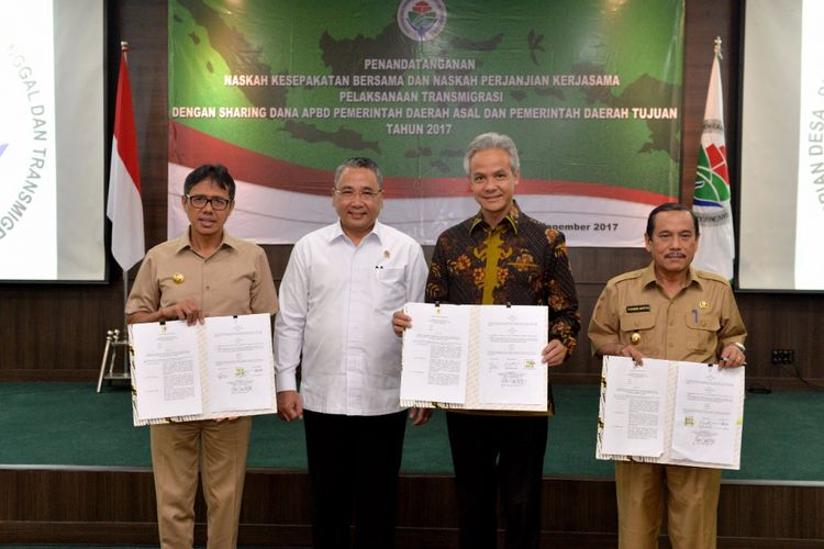 Menteri Desa Pembangunan Daerah Tertinggal dan Transmigrasi (PDTT) Eko Putro Sandjojo usai penandatanganan Naskah Kesepakatan Bersama (MoU) tentang Penyelenggaraan Transmigrasi dari Jawa Tengah di Kawasan Transmigrasi Satuan Permukiman Padang Tarok SP 1 Kabupaten Sijunjung, Sumatera Barat.