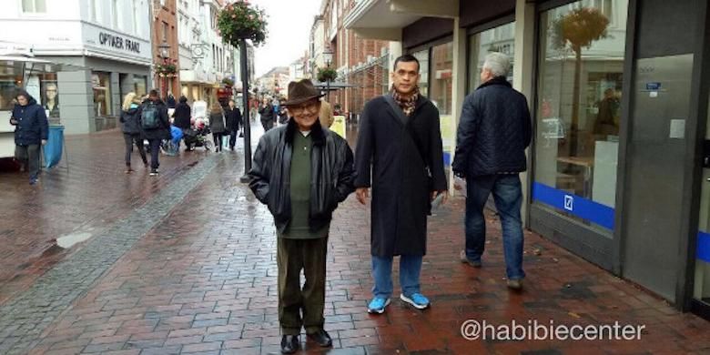 BJ Habibie saat jalan-jalan di Jerman. Di Indonesia, Selasa (1/11/2016), ia sempat dikabarkan meninggal dunia. 