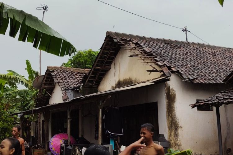 Rumah terdampak angin puting beliung di Desa Ngogri, Kecamatan Megaluh, Kabupaten Jombang, Jawa Timur.