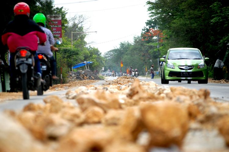 Pengendara melintas di jalan raya Purwodadi menuju Blora, Kecamatan Grobogan, Grobogan, Jateng, Sabtu (27/5/2017)