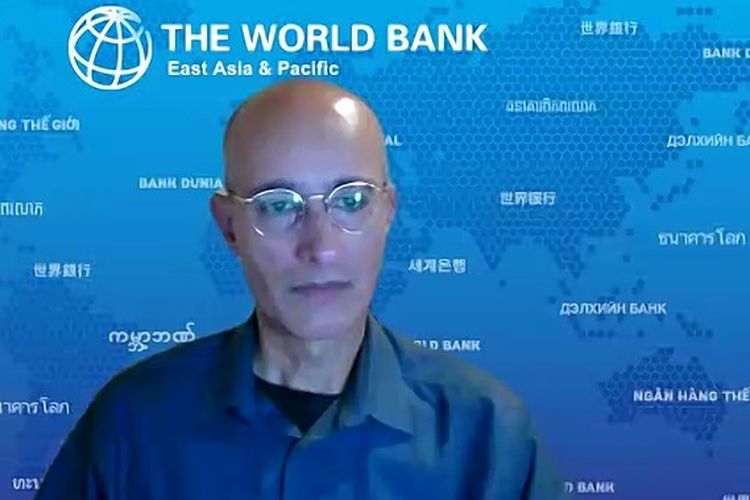 Kepala Ekonom Bank Dunia untuk Asia Timur dan Pasifik Aaditya Mattoo dalam konferensi pers, Senin (2/10/2023).
