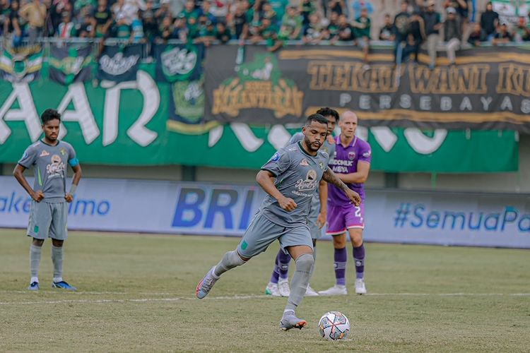 Pemain Persebaya Surabaya Paulo Victor bersiap menendang penalti ke gawang Persita Tangerang saat pertandingan pekan ke-19 Liga 1 2022-2023 yang berakhir dengan skor 0-5 di Stadion Indomilk Arena Tangerang, Rabu (18/1/2023) sore.