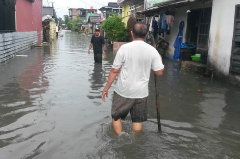 Hujan Lebat, Jalan dan Permukiman Warga di Pangkal Pinang Terendam Banjir