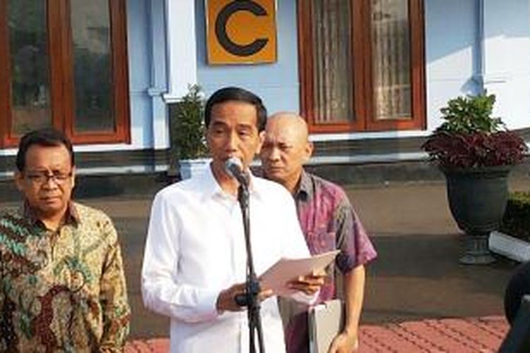 Presiden Joko Widodo memberikan keterangan kepada wartawan tentang Panitia Seleksi Calon Pimpinan KPK di Pangkalan Udara Halim Perdanakusuma Jakarta, Kamis (21/5/2015).