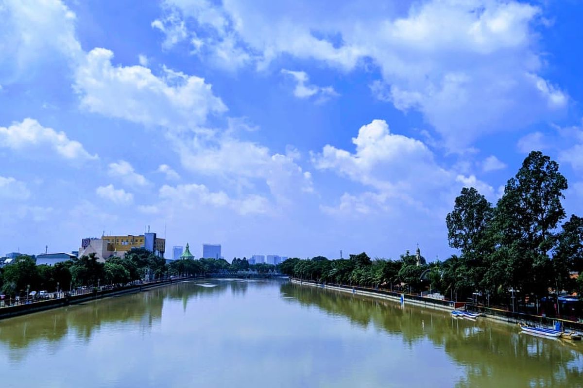 Sungai Cisadane membelah Kota Tangerang dilihat dari Jembatan Berendeng Kecamatan Tangerang Kota Tangerang, Jumat (6/3/2020)