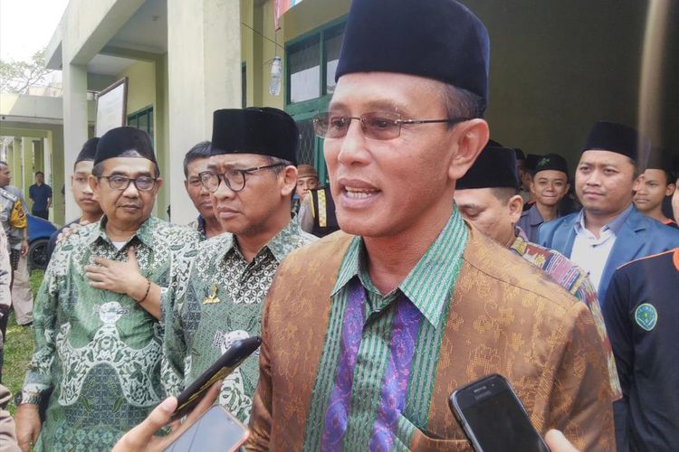 Bupati Ciamis Herdiat Sunarya saat diwawancarai awak media di Ciamis.