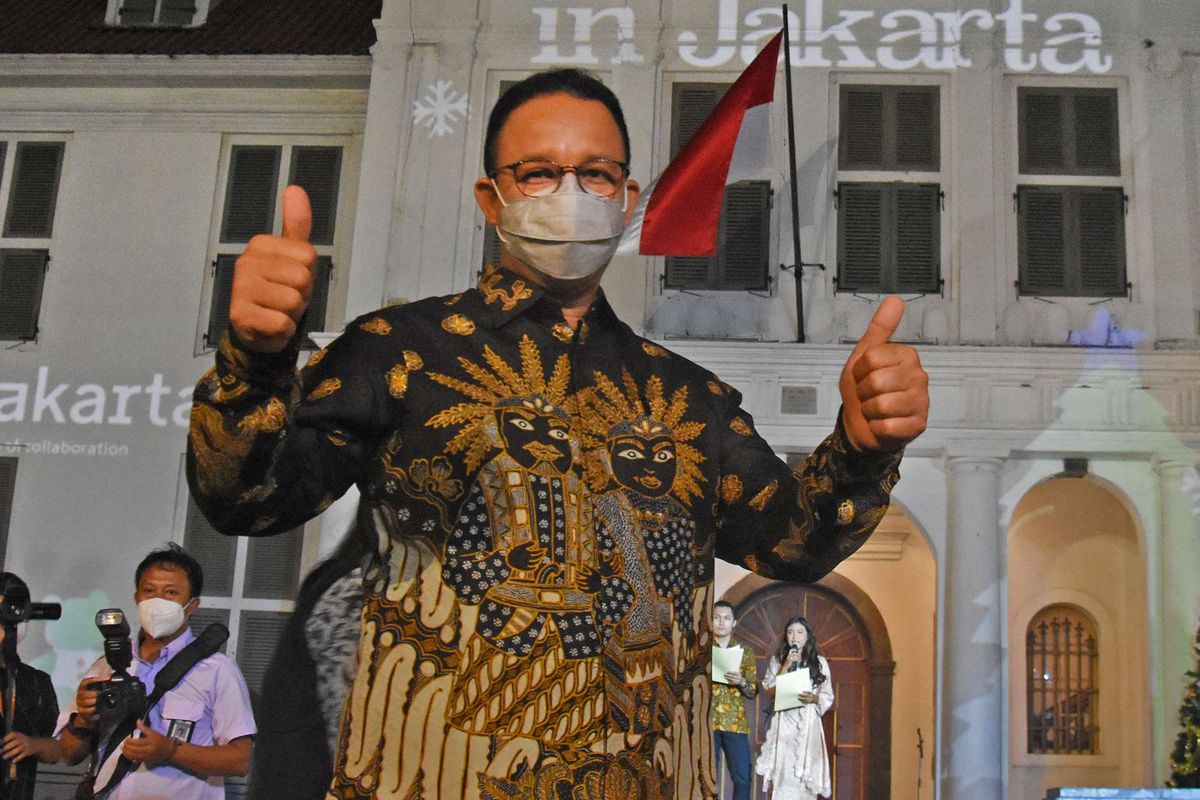 Gubernur DKI Jakarta Anies Baswedan (tengah) menghadiri perayaan Natal 'Christmas in Jakarta' di Taman Fatahillah, Kota Tua, Jakarta, Senin (20/12/2021). Pemerintah Provinsi DKI Jakarta menggelar acara 'Christmas in Jakarta' dengan tema Harmony with History dalam rangka menyambut perayaan Natal 2021 dengan pertunjukan video mapping bernuansa Natal yang menyorot ke Gedung Museum Sejarah Jakarta.