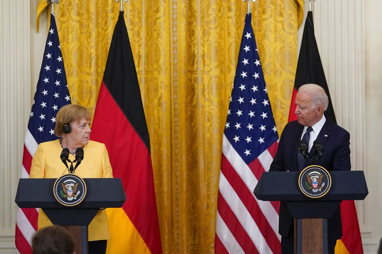 Presiden AS Joe Biden dan Kanselir Jerman Angela Merkel berbicara dalam konferensi pers di Ruang Timur Gedung Putih di Washington DC, AS, pada Kamis (15/7/2021).