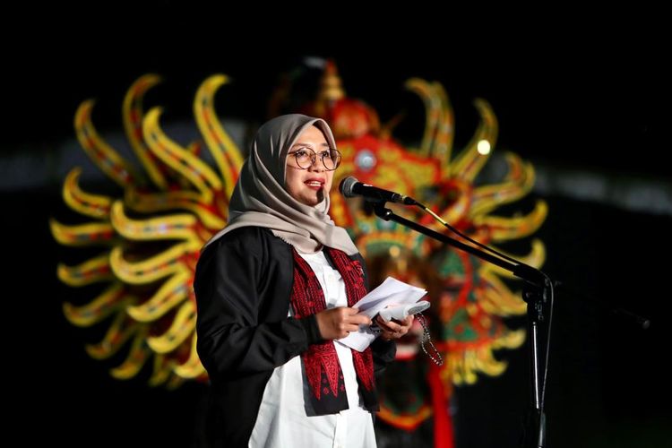 Bupati Banyuwangi Ipuk Fiestiandani menyampaikan sambutan dalam peluncuran Banyuwangi Festival 2022, di Gedung Seni Budaya (Gesibu) Blambangan, Rabu (26/1/2022) malam. 