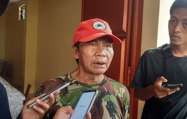 Sesepuh kampung tempat tinggal Sipon, Tri Wiyono saat diwawancara media di rumah duka RT 001, RW 014, Kampung Jagalan, Jebres, Solo, Jawa Tengah pada Kamis (5/1/2023).