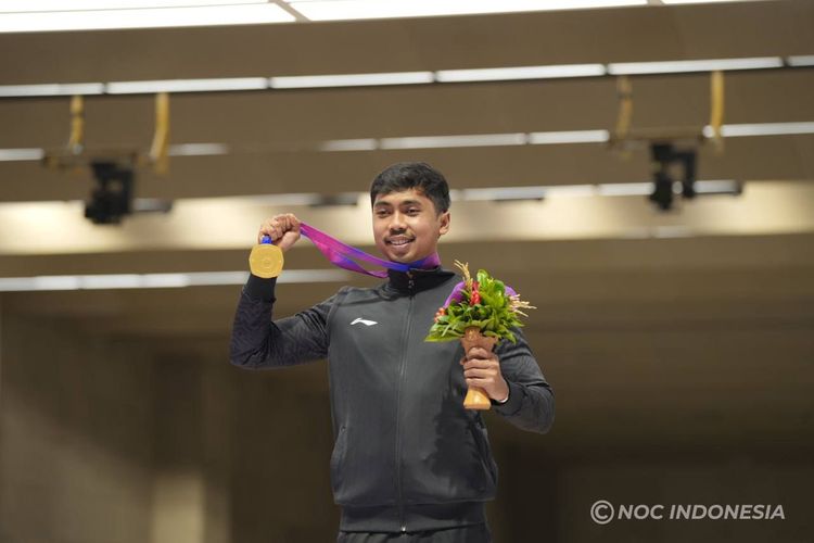 Muhammad Sejahtera Dwi Putra meraih medali emas Asian Games 2022 dari nomor 10 meter running target putra cabang olahraga menembak di Fuyang Yinhu Sports Centre, China, Senin (25/9/2023). Artikel ini berisi klasemen medali Asian Games 2022. 