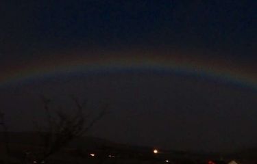 Moonbow atau pelangi yang muncul di malam hari adalah salah satu fenomena sangat langka. Beruntung ada yang berhasil menangkap momen ini.