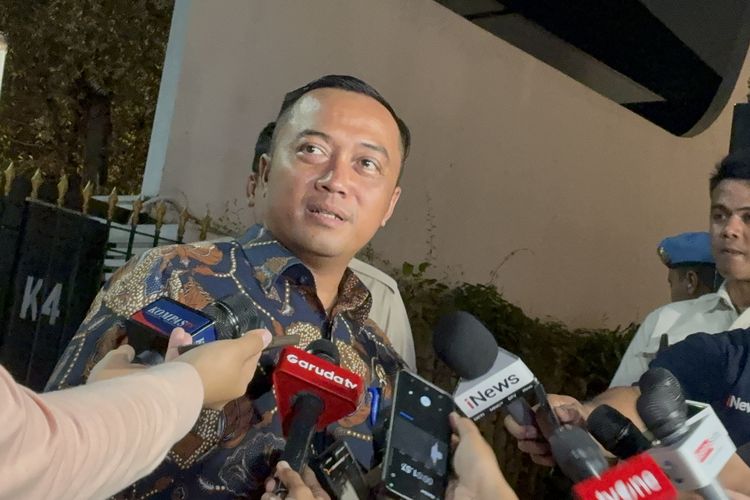 Menteri Sekretaris Negara (Mensesneg) Prasetyo Hadi di kediamanmya Jalan Kertanegara, Jakarta, Minggu (12/10/2025) malam.