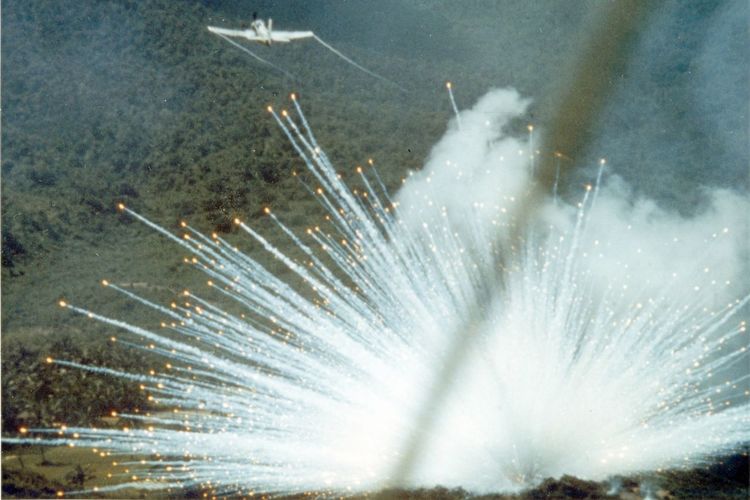 Penggunaan bom fosfor putih (white phosphorus bomb) oleh Amerika Seriikat dalam Perang Vietnam pada 1966.