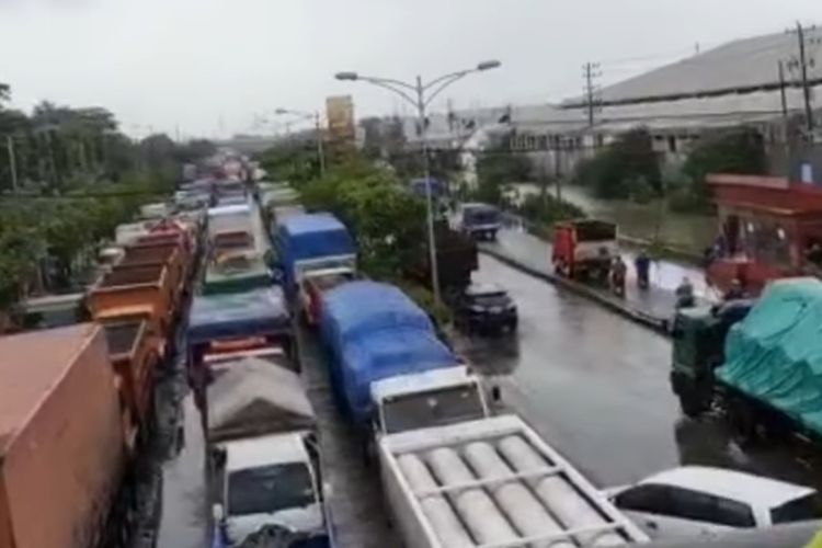 Kemacetan panjang arag Kaligawe Semarang, Selasa (19/1/2021).