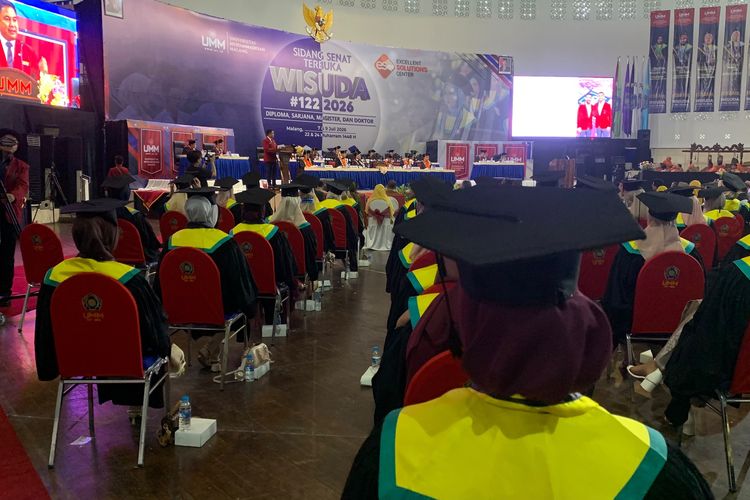 Disebut Mirip Kostum Mberot, UMM Tarik Toga Baru dan Kembalikan Biaya Wisudawan