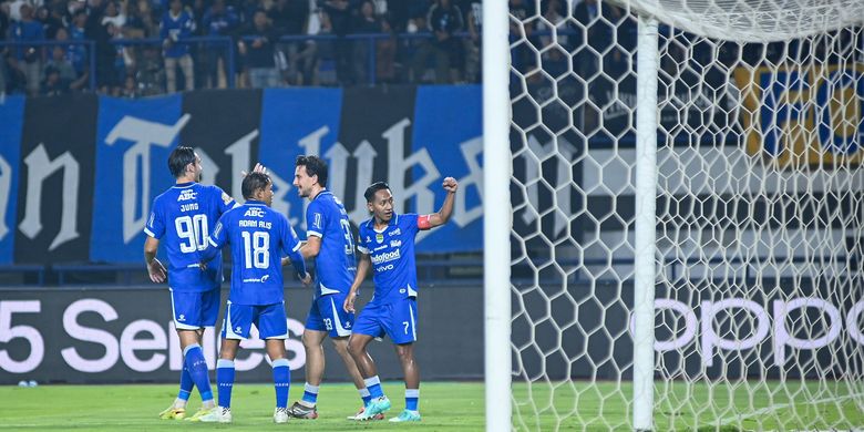 Selebrasi para pemain Persib Bandung saat menghadapi Persik Kediri, Senin (9/3/2026) di Stadion Gelora Bandung lautan Api (GBLA) malam WIB.