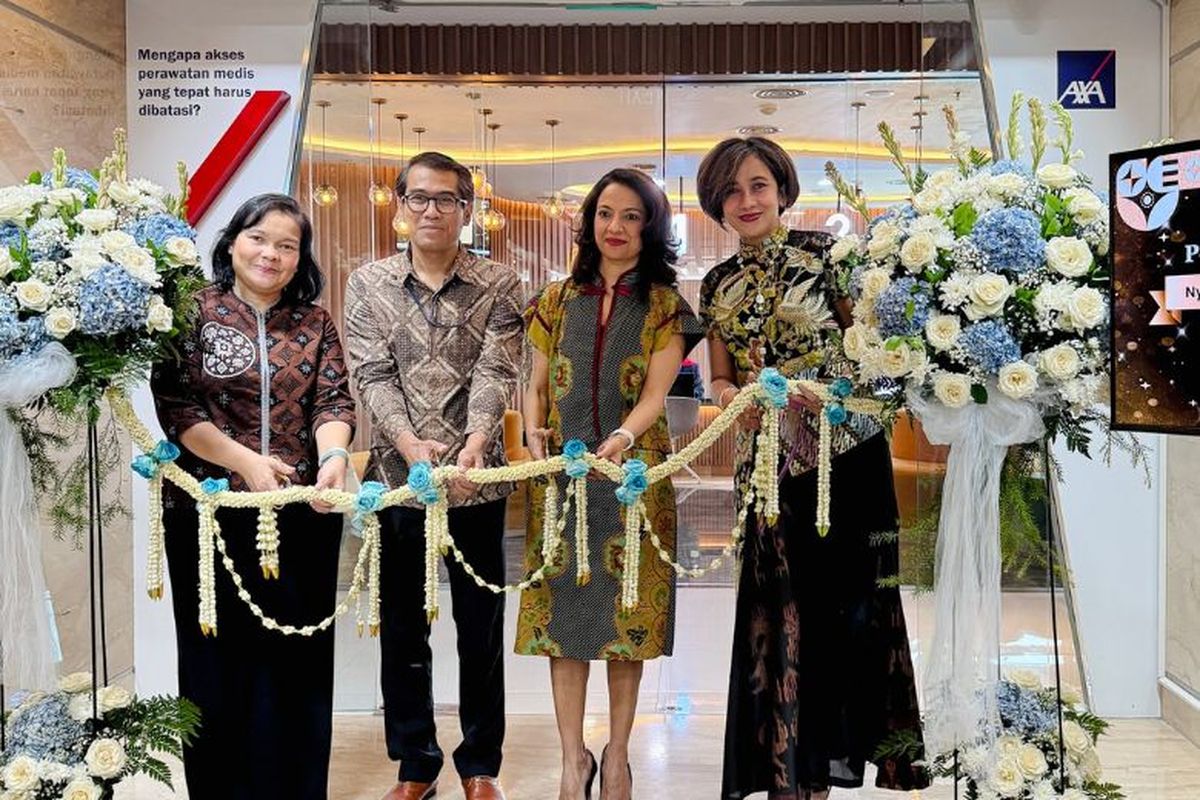 Arta Magdalena, Direktur AXA Financial Indonesia; Bukit Rahardjo, Direktur AXA Financial Indonesia; Niharika Yadav, Presiden Direktur AXA Financial Indonesia; Cicilia Nina, Direktur AXA Financial Indonesia pada peresmian Walk-In Centre Terbaru di AXA Tower. 