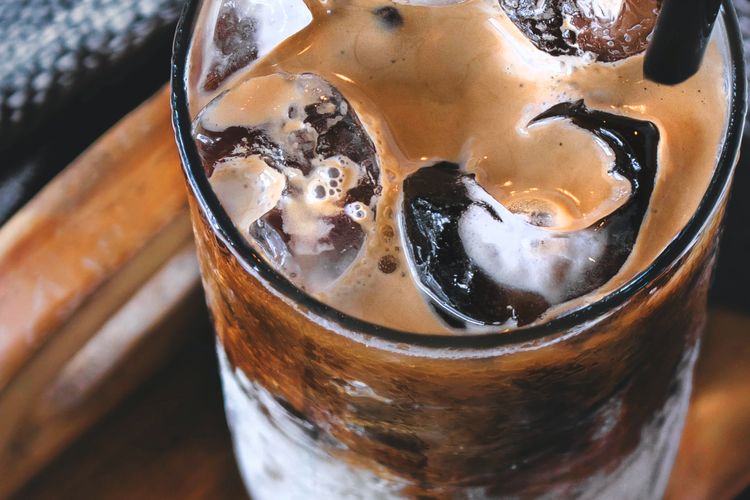Anda bisa meramu es kopi hitam atau es kopi susu dengan menggunakan botol shaker.