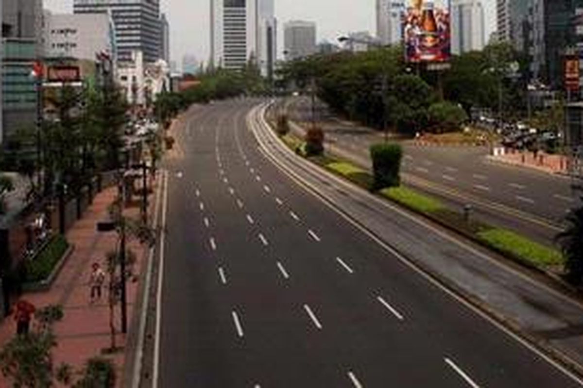 Jalan Jenderal Sudirman Jakarta terlihat lengang saat Hari Bebas Kendaraan Bermotor (HBKB), Minggu (30/8/2009). Kebijakan three in one yang berlaku di jalan ini pada hari kerja akan diganti dengan ERP (electronic road pricing). Motor pun akan dikenakan biaya jika melintas pada waktu tertentu.