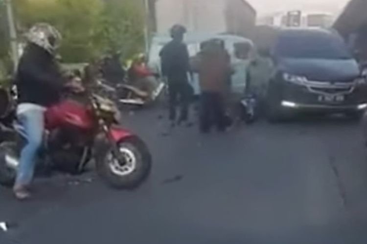 Truk Tronton Tabrak 8 Kendaraan di Slipi, 1 Motor Terseret Masuk Kolong Mobil