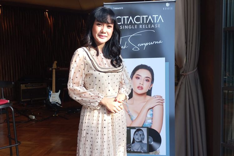 Penyanyi Cita Citata saat ditemui di kawasan Bintaro, Jakarta Selatan, Kamis (18/11/2021).
