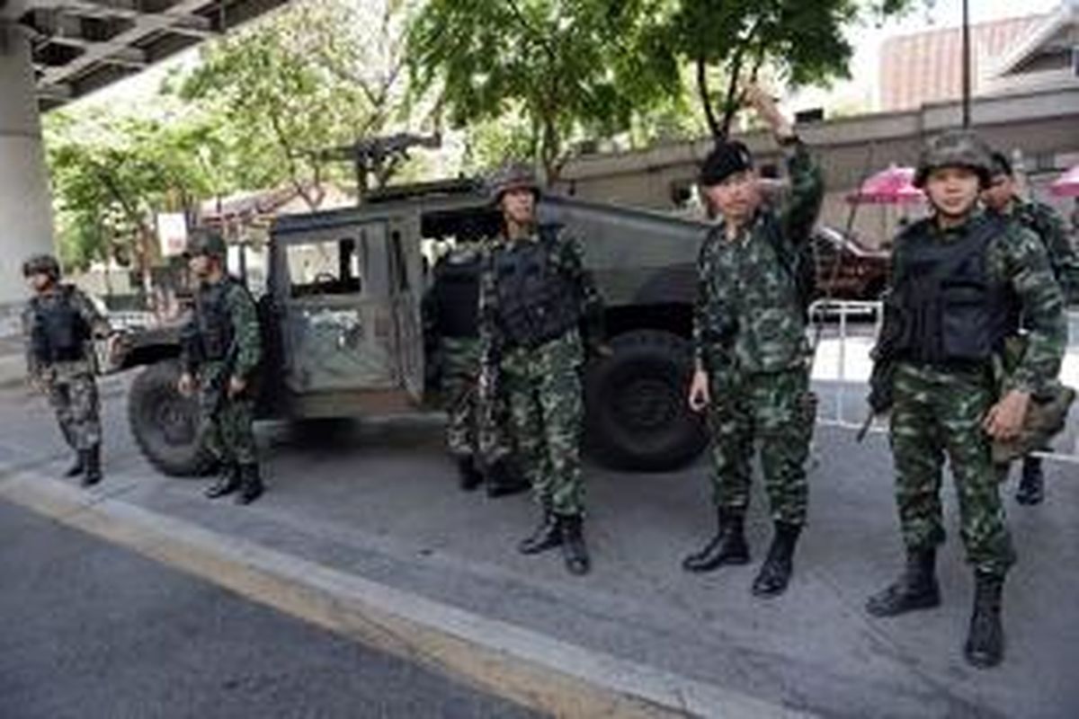 Tentara Thailand berjaga di berbagai sudut kota Bangkok setelah menerapkan status darurat militer pada Selasa (20/5/2014).