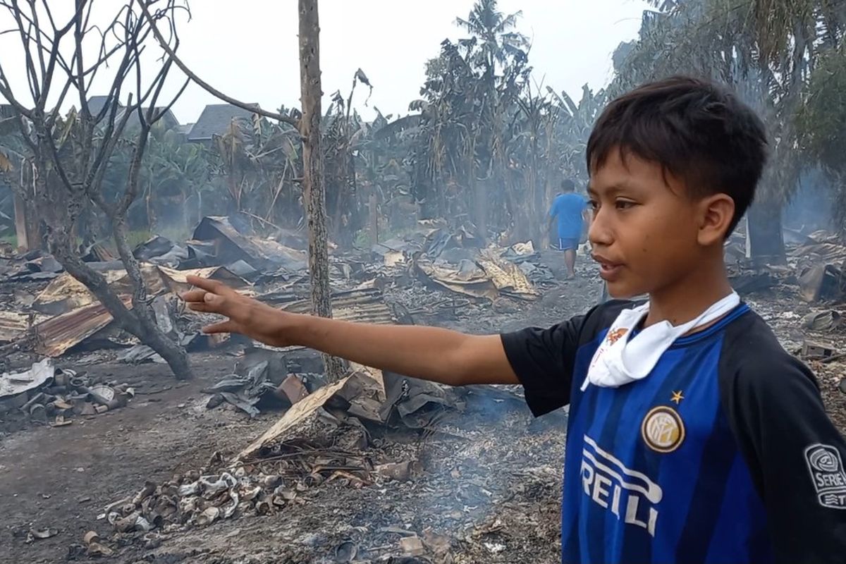Muhamad Saputra (14) korban kebakaran lapak pemulung di kawasan Pondok Aren, Tangerang Selatan, Rabu (25/8/2021).