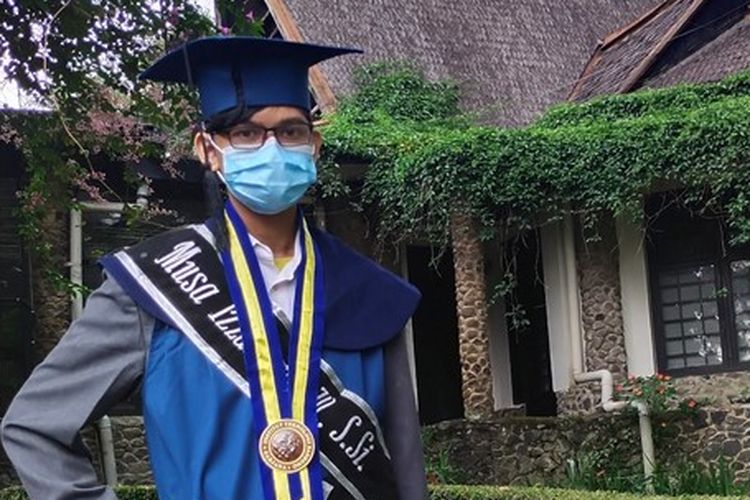 Musa Izzanardi Wijanarko yang jadi wisudawan termuda karena lulus ITB di usia 18 tahun.