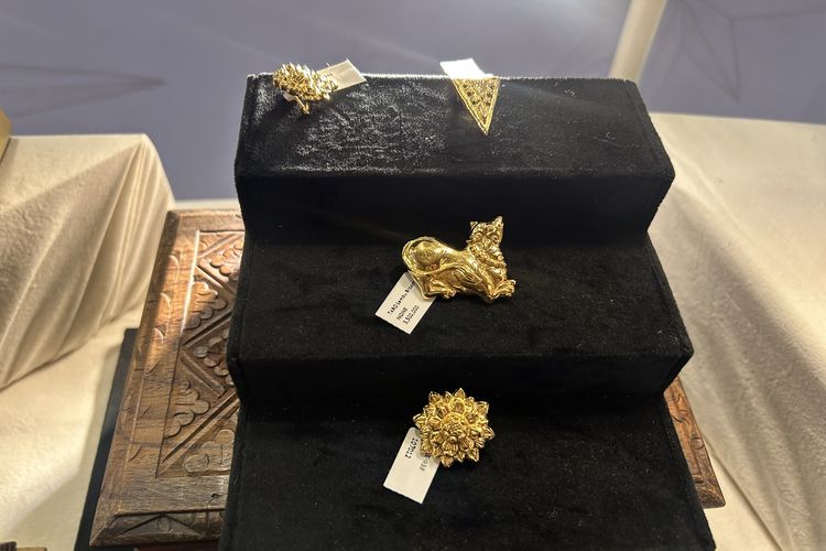 Koleksi Reflection of Lights karya TULOLA x Bakti BCA dalam Press Conference TULOLA: Reflection of Lights di The Dharmawangsa, Jakarta Selatan, Jumat (28/11/2025).