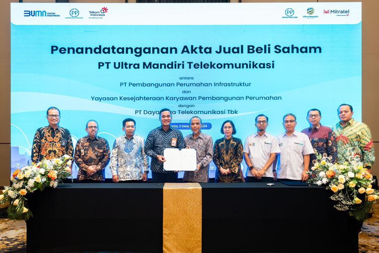 PT PP (Persero) Tbk (PTPP) melalui anak usahanya, PT PP Infrastruktur (PPIN) dan PT Dayamitra Telekomunikasi Tbk atau Mitratel (MTEL) melakukan penandatanganan Akta Jual Beli Saham (AJBS), di Menara Danareksa Jakarta, Senin (2/12/2024).