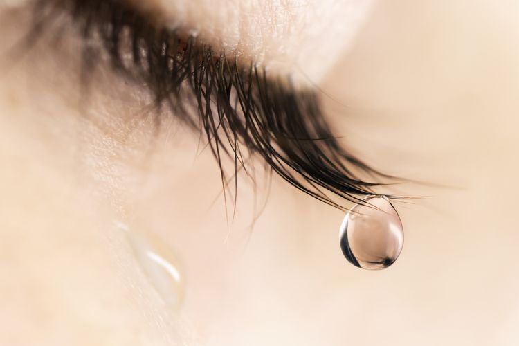Ilustrasi air mata, apa itu air mata, kandungan air mata, fungsi air mata, mengapa manusia mengeluarkan air mata. 