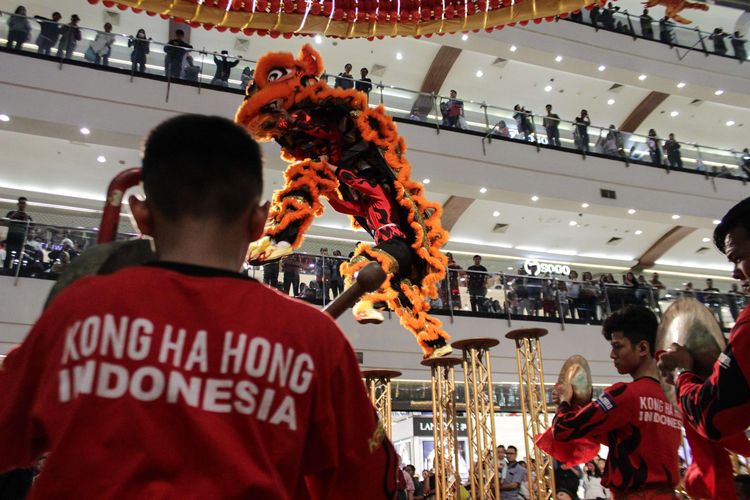 Suasana pertunjukan Barongsai Kong Ha Hong menghibur pengunjung di Pondok Indah Mall, Kebayoran Lama, Jakarta Selatan, Senin (20/1/2020). Pertunjukan ini diadakan guna menyambut perayaan Imlek 2571.