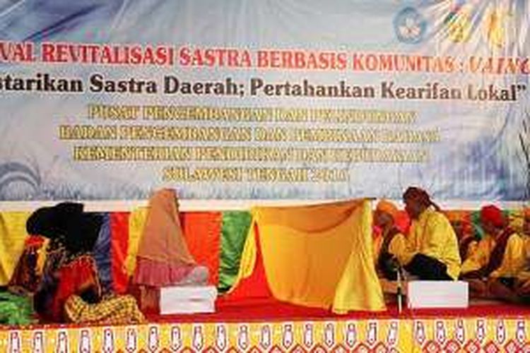 Anggota komunitas mempertunjukkan vaino, sastra lisan Suku Kaili, suku dominan di Sulawesi Tengah, dalam Festival Revitalisasi Sastra Berbasis Komunitas: Vaino, di Palu, Sulawesi Tengah, Kamis (5/8/2016). Saat ini bahasa dan sastra daerah terancam punah karena penuturnya terus berkurang.