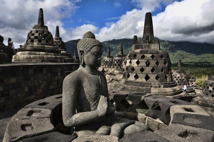 Arca Candi Borobudur: Jumlah, Jenis, Letak, dan Mitos Kunto Bimo