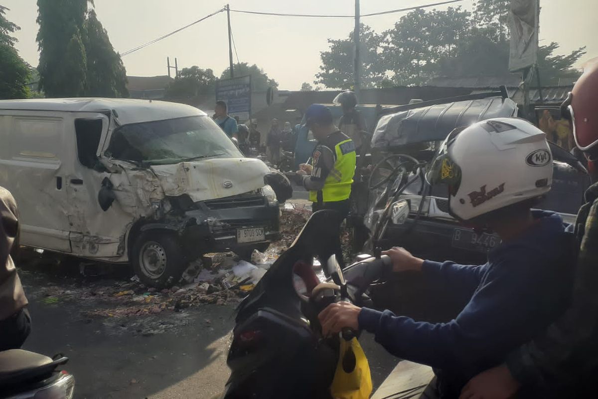 Telur berserakan di Jalan Raya Bogor Jalan Raya Bogor, Tapos, Depok, akibat kecelakaan beruntun, Minggu (9/4/2023).