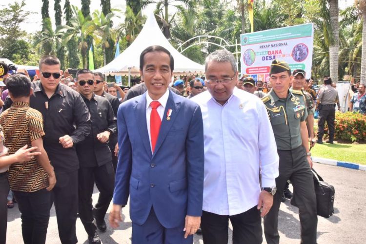 Presiden Joko Widodo bersama Mendes PDTT Eko Putro Sandjojo saat menghadiri rakor Pengendalian Program Pembangunan dan Pemberdayaan Masyarakat Desa di Deli Serdang, Sumatera Utara, Senin (8/10/2018).