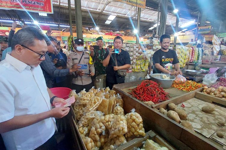 Menteri Perdagangan Zulkifli Hasan memborong bahan makanan di Pasar Bandarjo Kabupaten Semarang