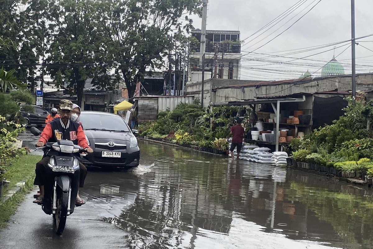 Imbas Hujan Semalaman, Jalan Duta Boulevard Barat Bekasi Tergenang Air Semata Kaki