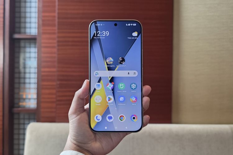 Di bagian layar Poco F8 Ultra, terdapat punch hole untuk memuat kamera selfie 32 MP (f/2.2).