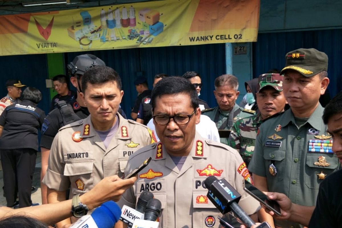 Kabid Humas Polda Metro Jaya, Kombes Argo Yuwono, di toko ponsel Wanky Cell di Jalan Muchtar Tabrani, Bekasi Utara, Kota Bekasi, Kamis (9/5/2019). Tim Densus 88 Mabes Polri menemukan dua bom pipa dan sejumlah bahan peledak di tempat itu kemarin.