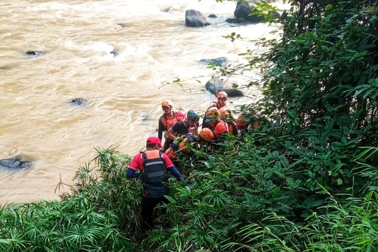 Tim SAR gabungan membawa jasad Satria (14) yang ditemukan di aliran Sungai Cicatih, Desa Cikembar, Sukabumi, Jawa Barat, Selasa (28/5/2024).