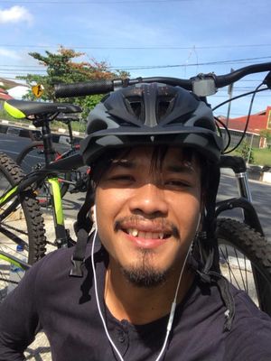 Pemain muda Persebaya Surabaya, Hidayat mengisi waktu libur penghentian sementara kompetisi Liga 1 2020 dengan bersepeda.