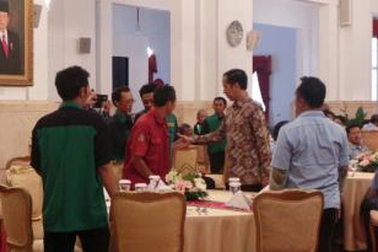 Presiden Joko Widodo mengundang sejumlah tukang ojek, dan sopir angkutan umum menikmati makan siang bersama di Istana Merdeka, Jakarta, Selasa (1/9/2015).