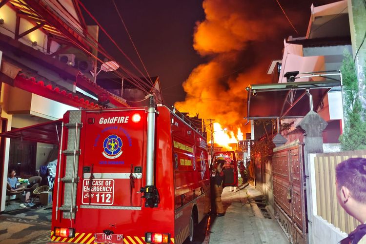 Pabrik lilin di Kota Surabaya, Jawa Timur, terbakar pada Jumat (20/10/2023)