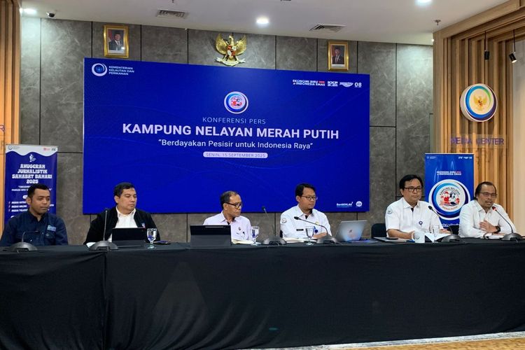 Jajaran KKP menjelaskan soal pembangunan Kampung Nelayan Merah Putih, Senin (15/9/2025). 