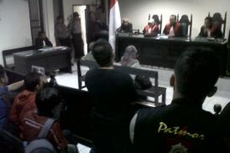 Dua ahli Informasi dan Teknologi (IT) tengah duduk didepan hakim Pengadilan Negeri (PN) Sungguminasa, Kabupaten Gowa, Sulawesi Selatan sebagai saksi pada perkara seorang Pegawai Negeri Sipil (PNS) yang didakwa lantaran mengkritik bupati Gowa di jejaring sosial 