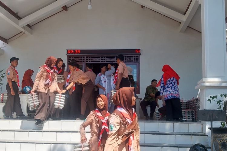 Siswa menerima menu MBG dari SPPG tanpa SLHS di Pamekasan